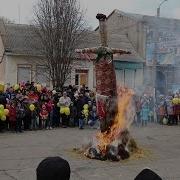 На Площади Сожгли Огромное Чучело