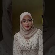 Cewek Indo Hijab Kacamata