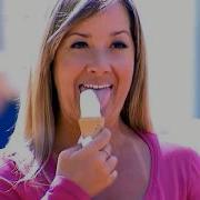 Mujeres Tomando Helado