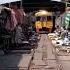 Le Train Traverse Le Marché De Maeklong En Thailande