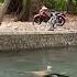 TIME LAPSE ANAK KECIL MANDI DI SUNGAI PEDESAAN